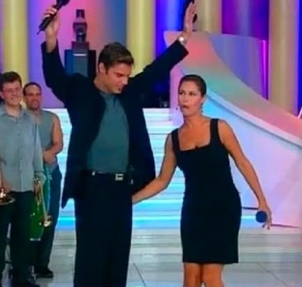 Hülya Avşar’dan Ricky Martin sorusuna olay yanıt: "Düşünsenize gidip tekrar onun poposunu ellediğimi" - Resim : 4