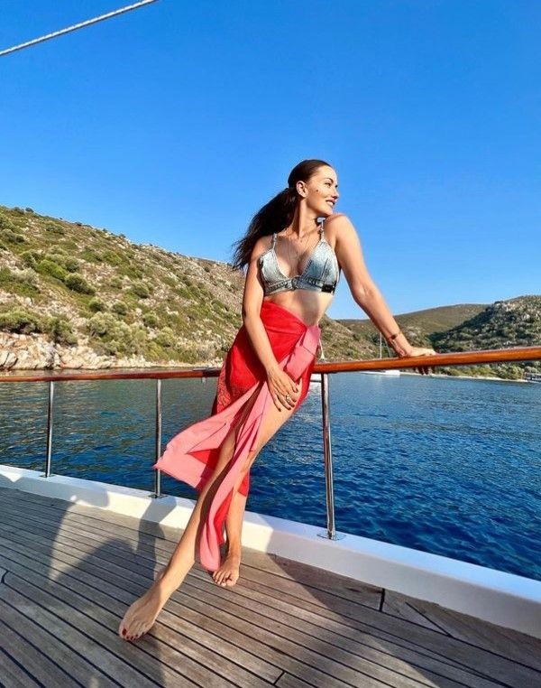 Fahriye Evcen kot bikini giydi! Pozları olay - Resim: 3