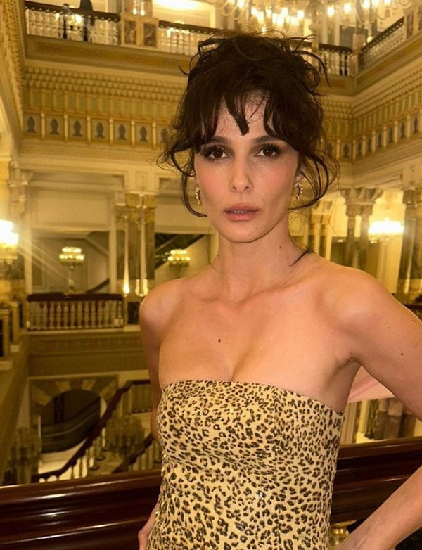 Büşra Develi Mısır'da cesur elbisesiyle boy gösterdi - Resim: 5
