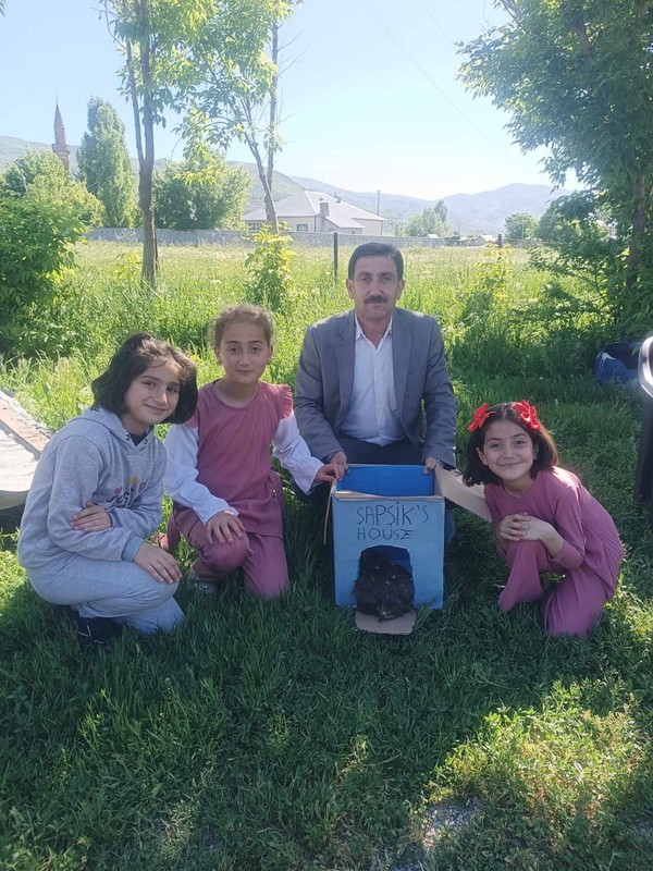 Muş'ta yaşayan vatandaş ve 3 çocuğu tarafından doğada bulundu. Vatandaş onu görür görmez hemen koruması altına aldı - Resim: 1