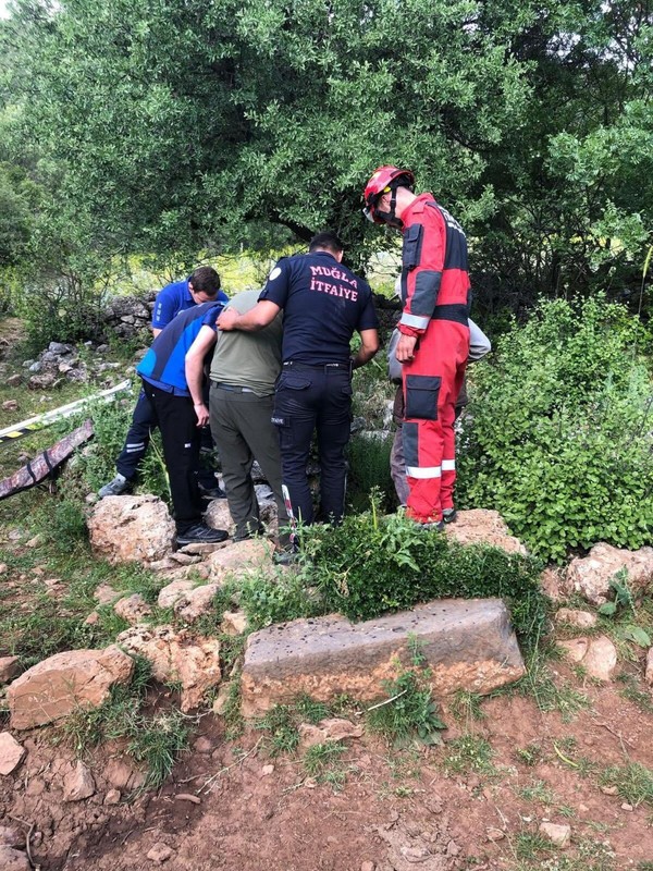 Muğla'da 100 metrelik su kuyusundan gelen acı acı bağırış seslerinin ardından resmi ekipler 100 metrelik kuyuya inince dipte onunla karşılaştı - Resim: 1