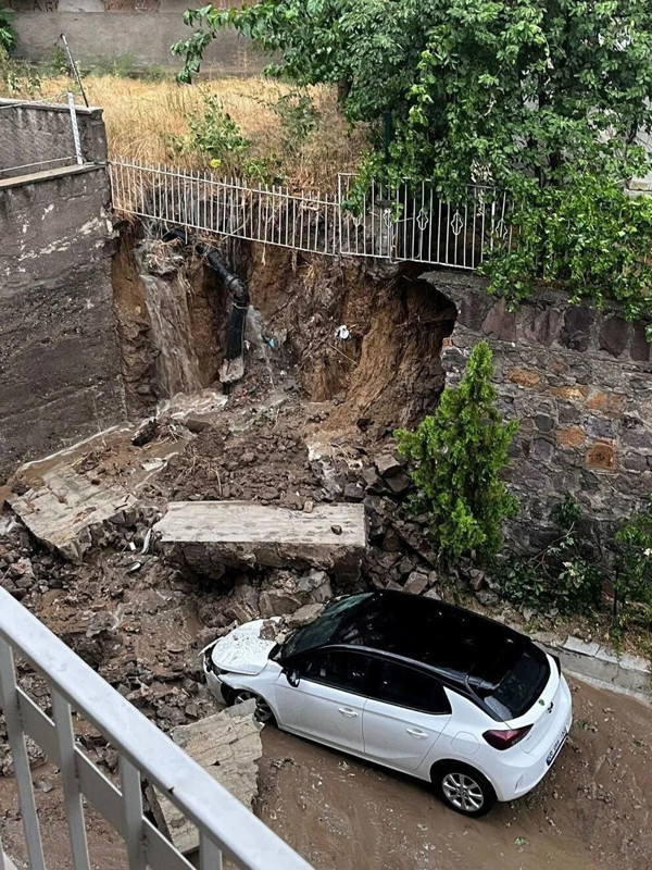 Ankara'da sağanak yağış sele döndü! Caddeler su altında kaldı, arabalar sürüklendi - Resim: 2