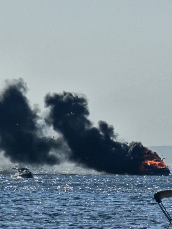 Denizin ortasında kabus! Lüks yat alev topuna döndü - Resim: 4