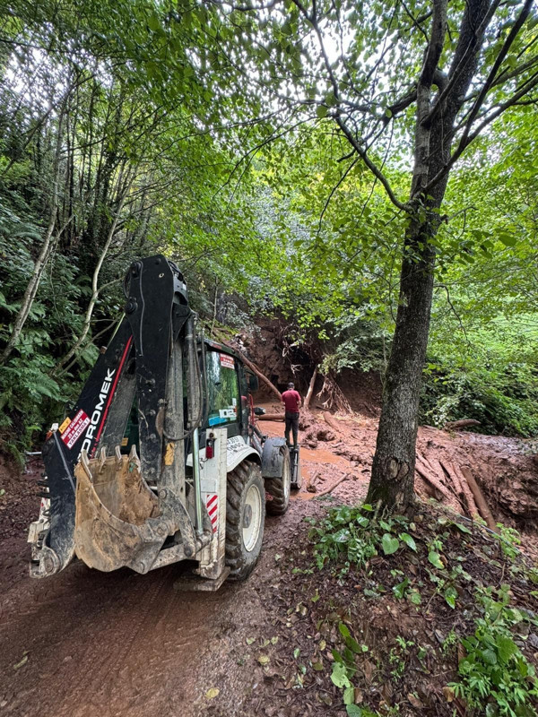 Rize’de şiddetli yağış sonrası 26 köy yolu heyelan nedeniyle ulaşıma kapandı - Resim: 3