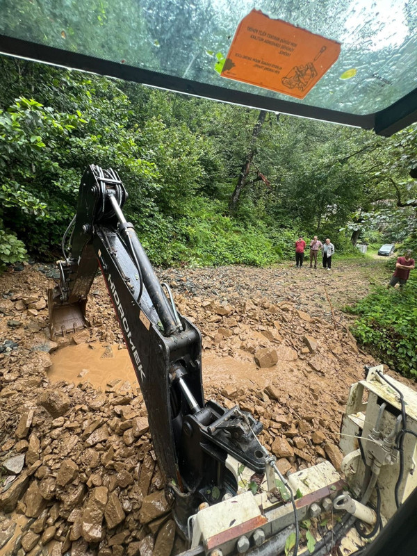 Rize’de şiddetli yağış sonrası 26 köy yolu heyelan nedeniyle ulaşıma kapandı - Resim: 1