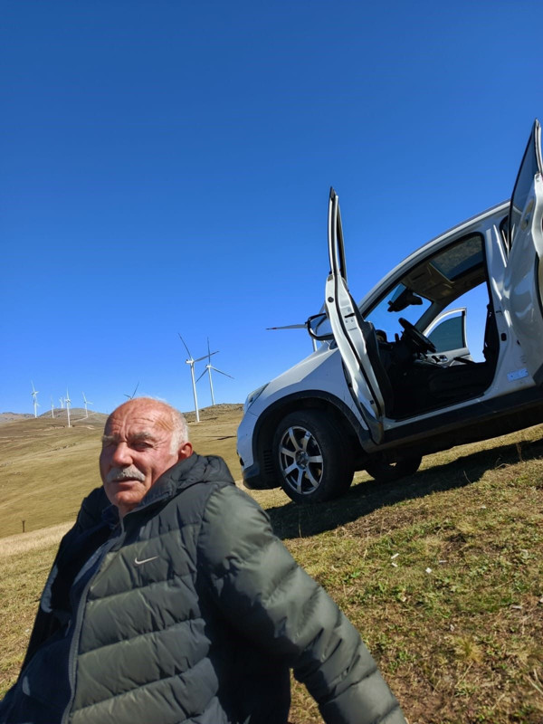 Bayburt'ta vahşi hayvanı her gün kapısının önüne kadar geliyor. Onu elleri bile titremeden besliyor! - Resim: 1