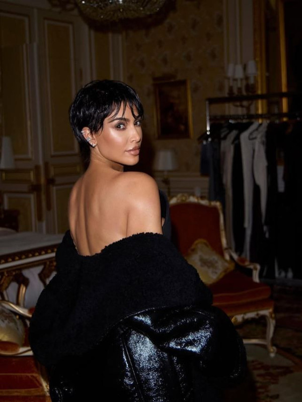 Kim Kardashian'dan radikal imaj değişikliği! Saçlarını kısacık kestirdi, son hali  Paris Moda Haftası'na damga vurdu - Resim: 3