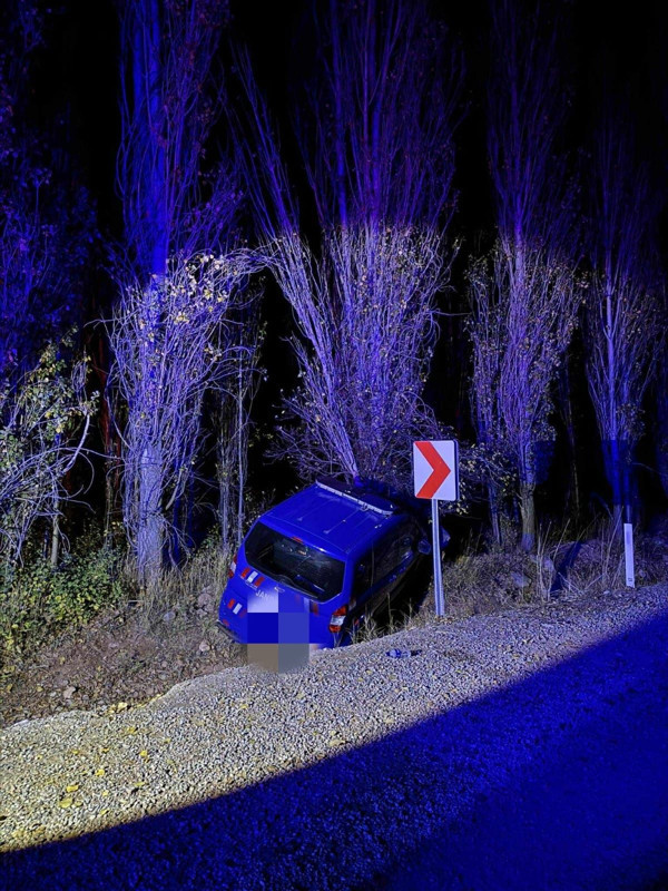 Jandarmaya ait araç şarampole düştü: Yaralı askerler var - Resim: 3
