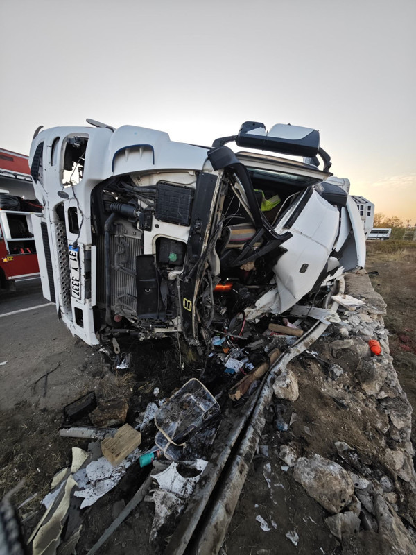 Mardin'de korkunç kaza! TIR ile otomobil çarpıştı: 2 ölü ve yaralı var - Resim: 2