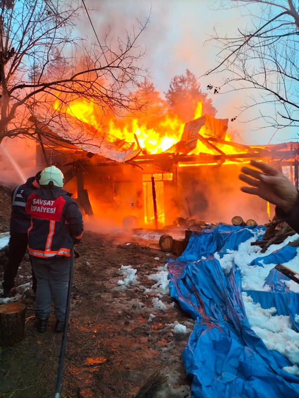 Artvin'de korkutan yangın! Ev alev topuna döndü... Çok sayıda ekip müdahale etti - Resim: 2