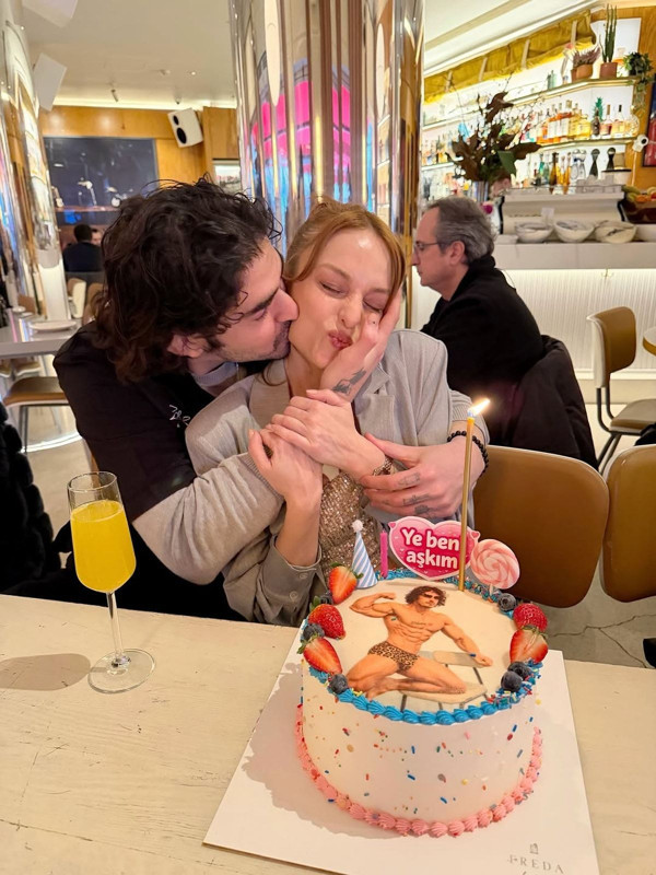 Nilperi Şahinkaya 37 yaşına girdi! Sevgilisinin hazırlattığı pasta olay yarattı - Resim: 4