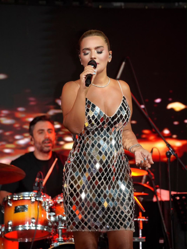 Demet Akalın konserde tacize uğradı: Her tarafımı elledi - Resim: 2