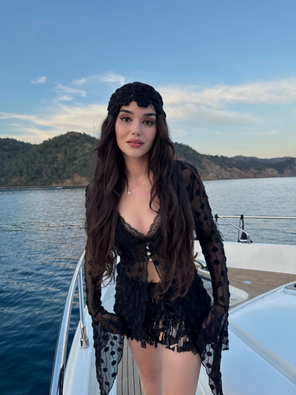 Haysiyet’in güzel oyuncusu Aybüke Yılmaz beyaz mini elbisesiyle göz kamaştırdı - Resim: 2