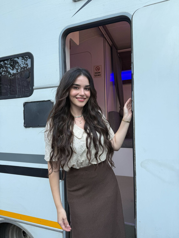 Haysiyet’in güzel oyuncusu Aybüke Yılmaz beyaz mini elbisesiyle göz kamaştırdı - Resim: 6