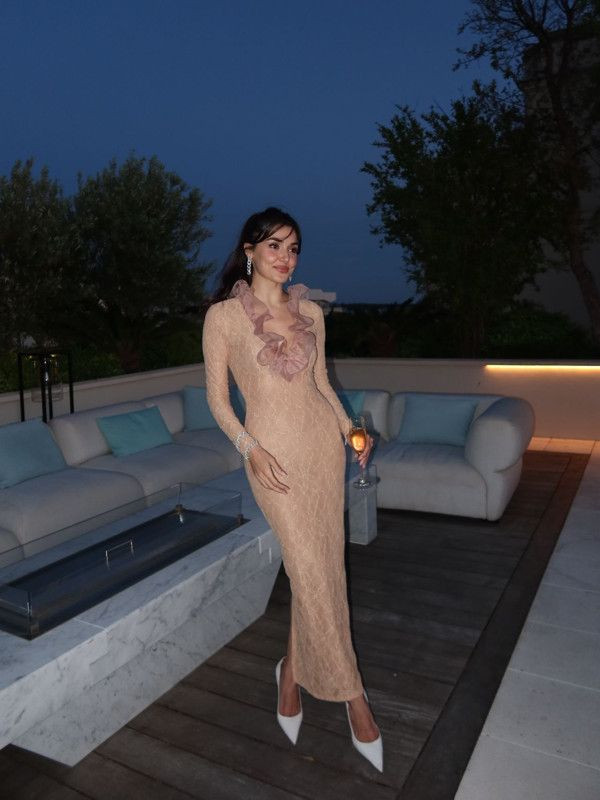 Hande Erçel sıra dışı elbisesiyle Paris’i adeta salladı - Resim: 2