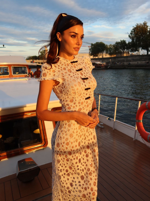 Hande Erçel sıra dışı elbisesiyle Paris’i adeta salladı - Resim: 9
