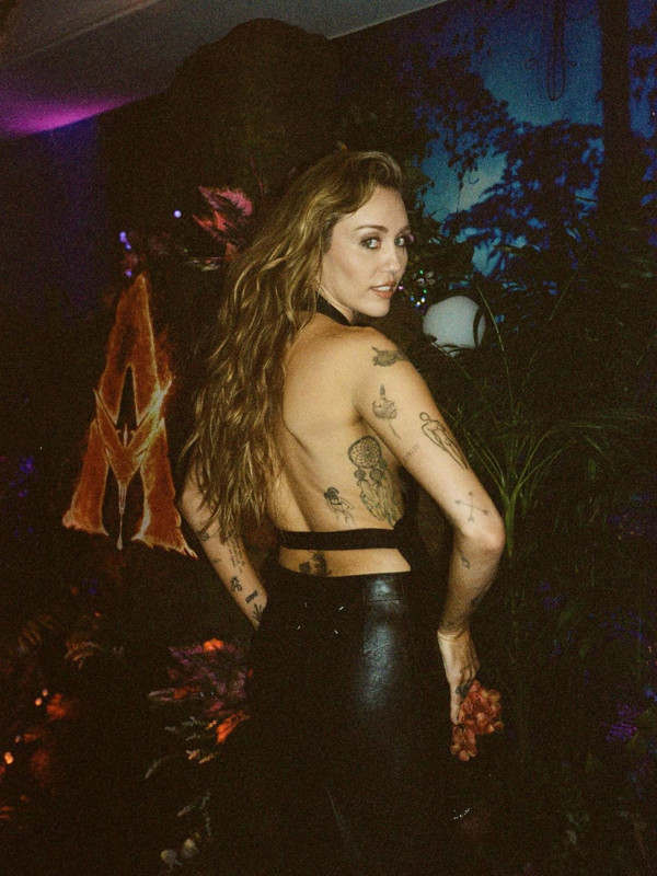 Dört yıl sonra sahneye dönen Miley Cyrus'tan şaşırtan itiraf! - Resim: 4
