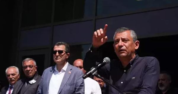 Manisa Büyükşehir Belediye Başkan Ferdi Zeyrek son yolculuğuna uğurlandı! Özgür Özel gözyaşlarıyla veda etti - Resim : 2