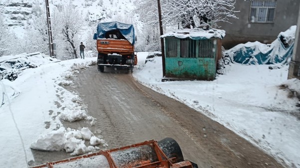 Dondurucu soğukların etkili olduğu Şırnak'ta çok sayıda köy yolu ulaşıma kapanmıştı. Karla mücadele ekiplerinden iyi haber geldi - Resim : 2