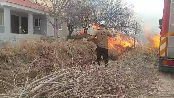 Van'da korkunç yangın! Mahalle sakinlerini tedirgin eden yangına ekipler acilen müdahale etti - Resim : 1