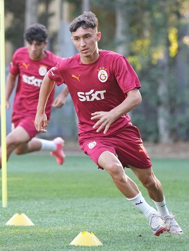 Okan Buruk, yeni transferini kadrodan çıkardı! Galatasaray yeni Kerem Aktürkoğlu’sunu buldu!  17’lik yıldız gözlerin pasını sildi - Resim: 7