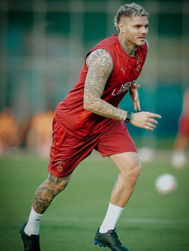 Mauro Icardi ve China Suarez Boğaziçi'nde aşka geldi! Tekne pozları sosyal medyayı salladı - Resim: 1