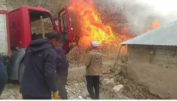 Van'da korkunç yangın! Mahalle sakinlerini tedirgin eden yangına ekipler acilen müdahale etti - Resim : 2