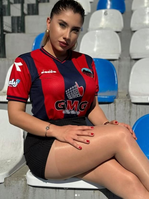 TFF'den Orhan Erdemir'le cinsel ilişki görüntüleri ifşa edildi diye ihraç edilmişti. Eski hakem Elif Karaarslan üstünde sadece sutyeniyle paylaşıp isyan etti - Resim: 3