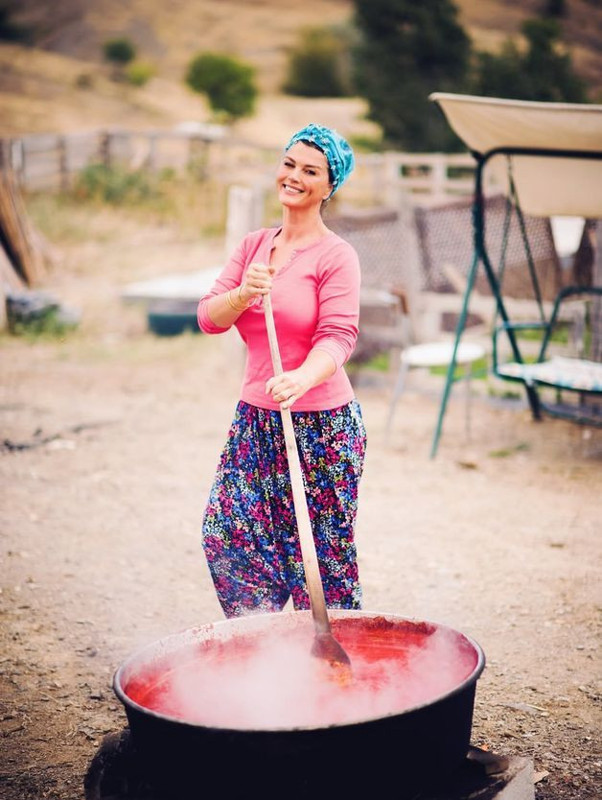 Kızılcık Şerbeti'nin Nilgün'ü Açelya Akkoyun kollarını sıvadı! Salça kaynattı, yufka açtı! O anları yoğun ilgi gördü - Resim: 2