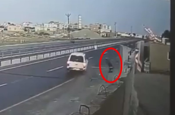 ‘Dur’ ihtarına uymadı! Yola kapan atan polise çarptı: O feci anlar kamerada - Resim : 3