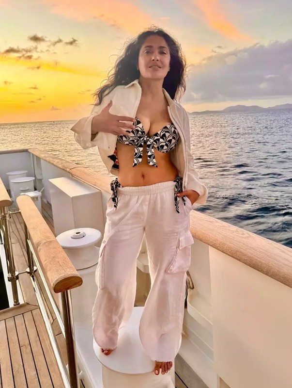 Hollywood yıldızı Salma Hayek'ten bikinili pozlar! 58 yaşında olduğuna kimse inanamadı - Resim: 3