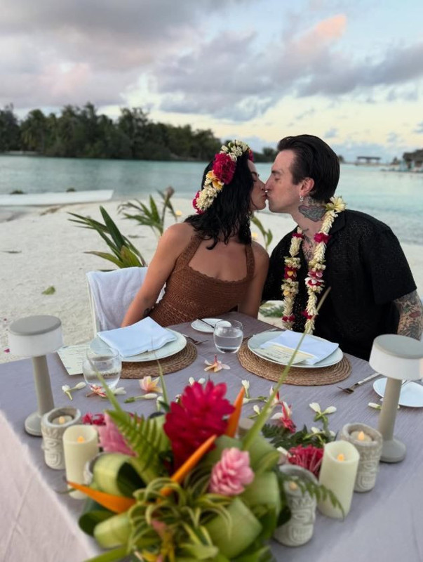 Ünlü şarkıcı Demi Lovato'dan nefes kesen balayı pozları! - Resim: 3