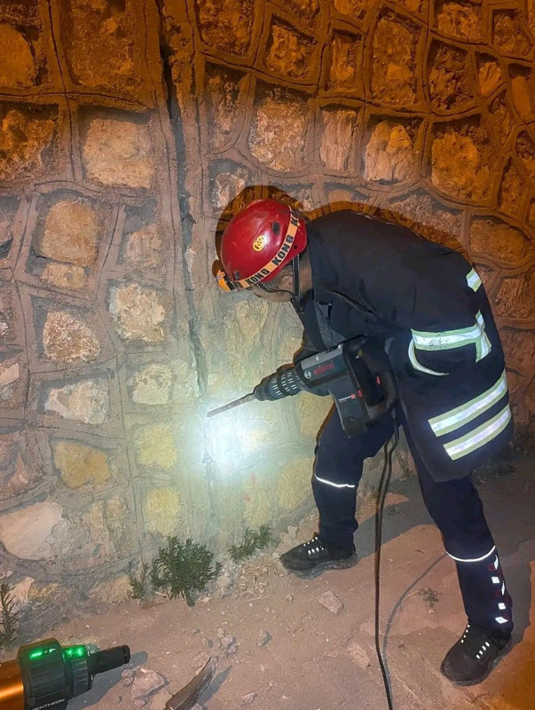 Hatay Antakya’da duvara sıkışan yavru kedi itfaiye ekiplerince kurtarıldı - Resim: 1