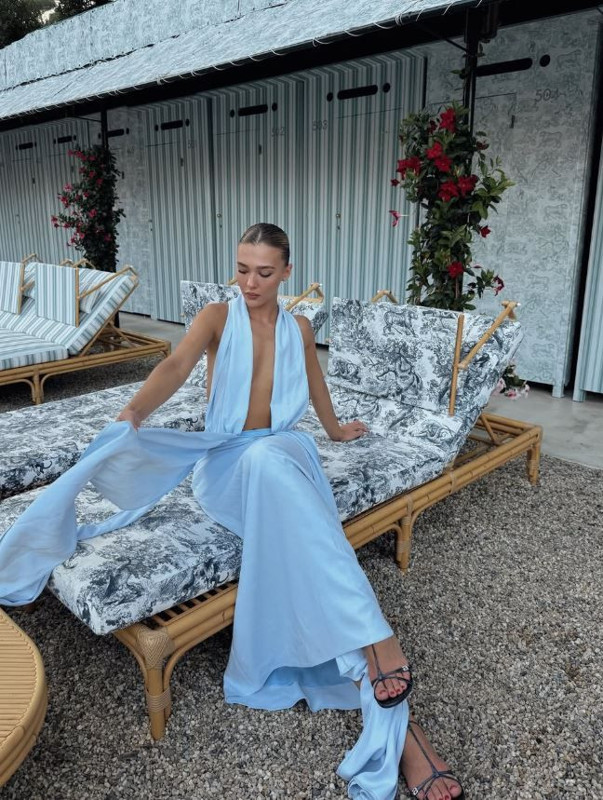 Melisa Döngel'in iddialı tatil tarzı! Derin dekolteli elbisesiyle kusursuz fiziğini gözler önüne serdi - Resim: 3