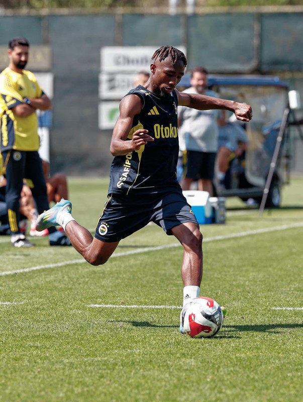 Tedesco gelir gelmez yeni transferin biletini kesti! 12 milyon euroluk yıldızla ilgili gelişme herkesi şaşkına çevirdi - Resim: 19