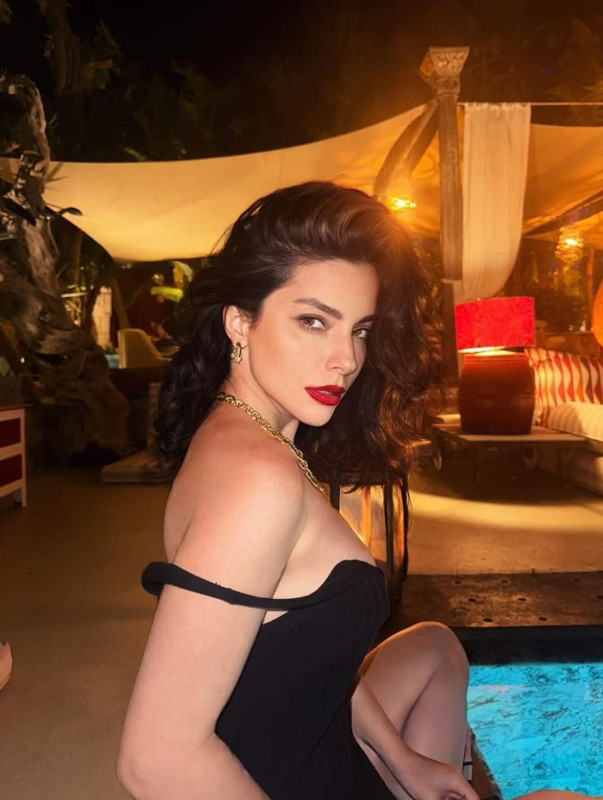 Merve Boluğur'dan radikal imaj değişikliği! Simsiyah saçlarından vazgeçti, son hali şoke etti - Resim: 3