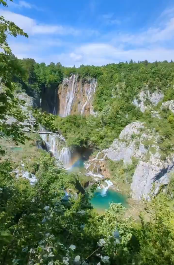 Hırvatistan’daki Plitvice Gölleri, şelalelerle çevrili doğasıyla görenleri büyülüyor - Resim : 1