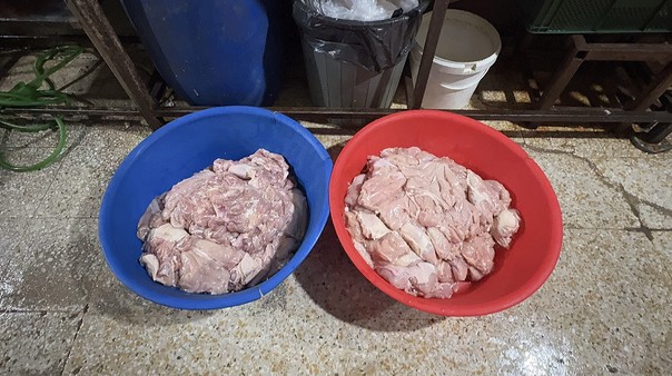 Hijyen kuralları hiçe sayıldı! Döner imalathanesinde mide bulandıran görüntüler! - Resim : 1