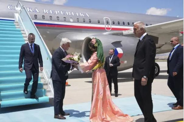Ankara'daki zirvede uzak köşelere kaçtılar! Aynı ülkeden iki uçak birden kalktı! O kare dünyanın gündemine oturdu - Resim : 2
