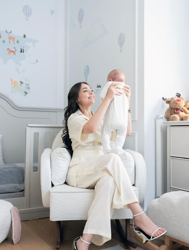 Cansel Elçin ve Zeynep Tuğçe Bayat Madrid'de aşka geldi! Bornozlu pozlarını peş peşe paylaştı - Resim: 2