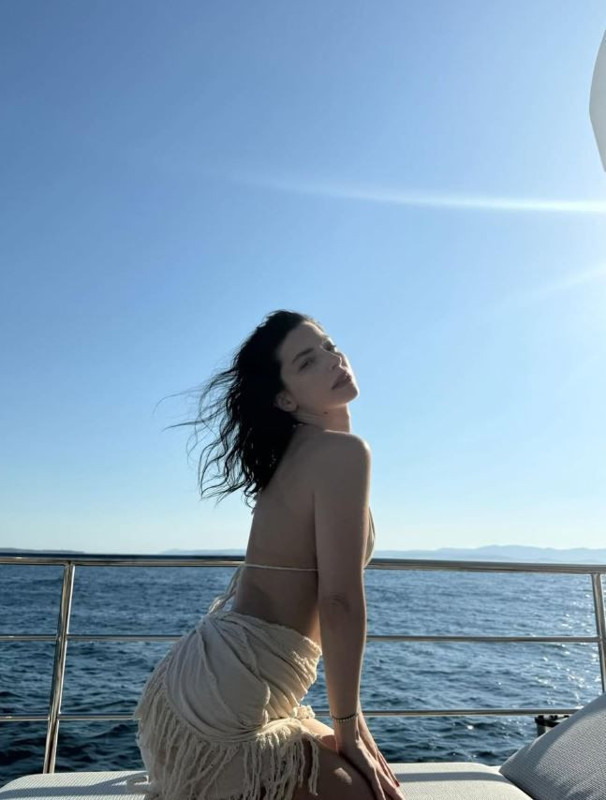 Merve Boluğur'dan olay tekne paylaşımı! Bikinisiyle sere serpe uzandı, cesur tatil pozları sosyal medyayı salladı - Resim: 5