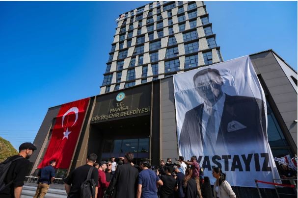 Manisa Büyükşehir Belediye Başkan Ferdi Zeyrek son yolculuğuna uğurlandı! Özgür Özel gözyaşlarıyla veda etti - Resim : 11