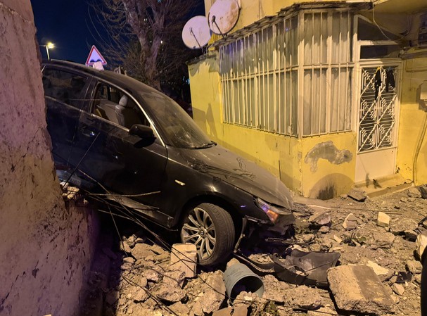 Yer Üsküdar! Otomobil bahçe duvarına çarptı: Sürücü aracını bırakıp kaçtı - Resim : 2