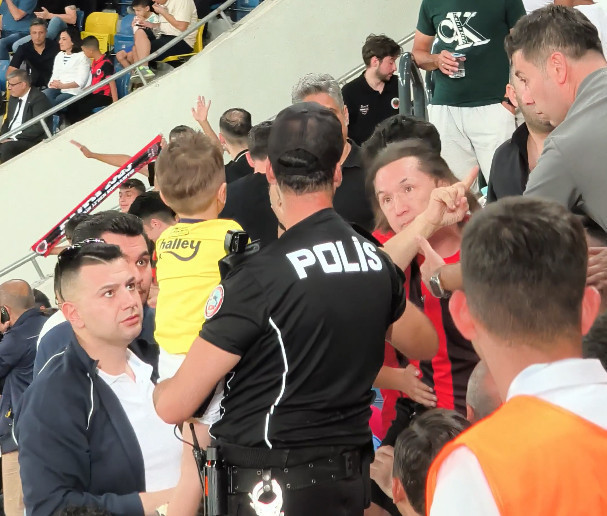 Tribünde küçük Fenerbahçeliyi kurtaran polis: ‘O küçük vücudunun titremesi üzücüydü - Resim : 2