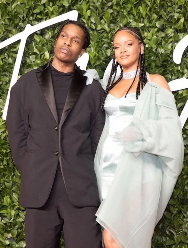 "Vücudumu sergilediğim için pişmanım" demişti! Rihanna'dan iç çamaşırlı pozlar peş peşe geldi! O halleri ortalığı kasıp kavurdu - Resim: 2