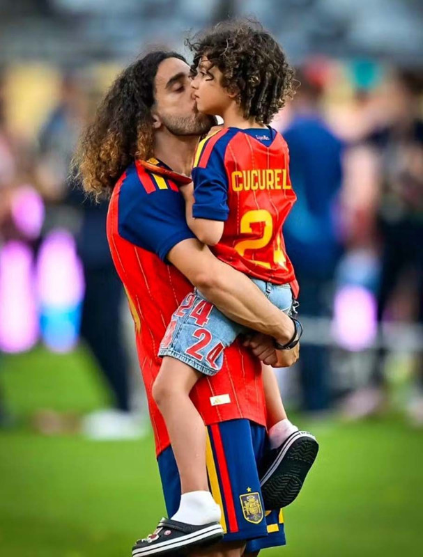 Yıllardır kimse bilmiyordu! Marc Cucurella'nın uzun saçlarının ardındaki gerçek kahretti! - Resim: 9