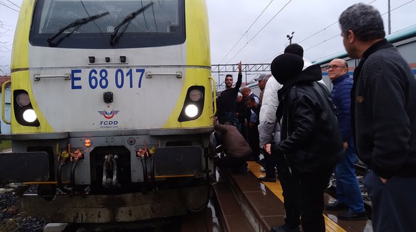 Makinistin dikkati hayatını kurtardı! Dengesini kaybedince trenle peron arasına düştü - Resim : 1