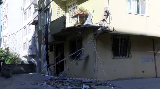 Pendik'te korkutan olay! 5 katlı binanın 1'inci katında balkon çöktü: Bina boşaltıldı - Resim : 1