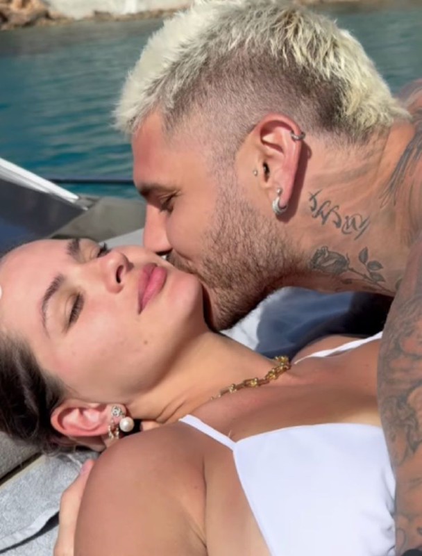 Galatasaray'ın yıldız futbolcusu Mauro Icardi ile China Suárez'in aşk dolu Ibiza tatili! Sevgilisini öpmelere doyamadı - Resim: 3