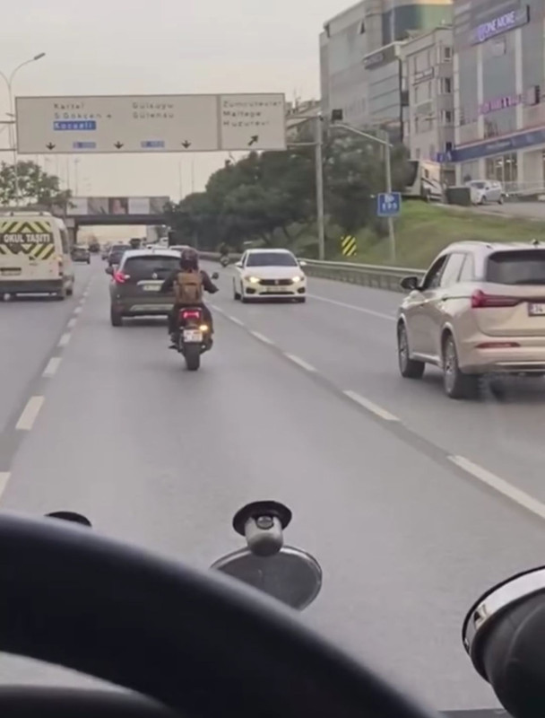 D-100 Karayolu'nda akıl almaz anlar! Hem trafiği hem de kendisini tehlikeye attı… O anlar kamerada - Resim: 1